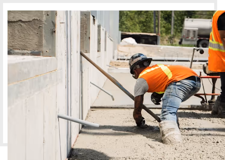 Professioneller Betonbauer bei Betonierarbeiten auf Baustelle in der Schweiz
