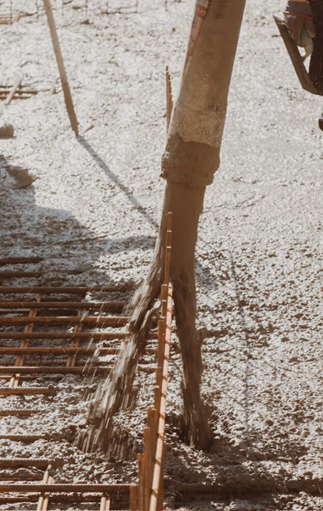 Betonbauer glättet frisch gegossenen Beton mit Glättmaschine